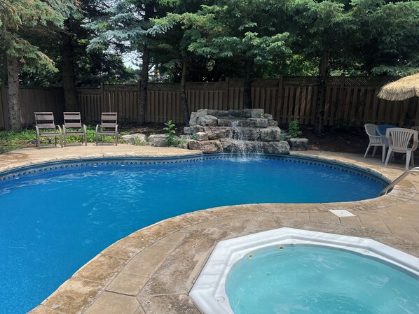 Pool - Cozy 2 bedroom walkout paradise (Brampton)