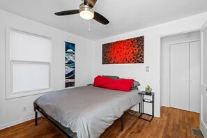 Desk, travel cot, WiFi, bed sheets - Overland Park Retreat (Overland Park)