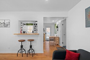 Télévision, livres, chaîne hi-fi