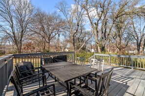 Outdoor dining - Overland Park Retreat (Overland Park)