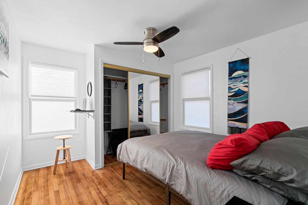 Desk, travel crib, WiFi, bed sheets