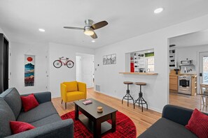 Télévision, livres, chaîne hi-fi