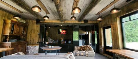 Smart TV, lareira, biblioteca musical