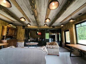 Smart-tv, een open haard en een muziekbibliotheek