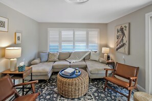 Smart TV - Beautiful pool home in the historic village of Longboat Key | Close to beach - Longboat Oasis (Longboat Key)