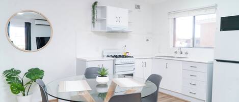 雪櫃、微波爐、焗爐、爐具