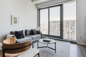 TV, stereo - Sweet Hayes Valley 1BR w/ Spa, Pool, & Fitness Center (San Francisco)