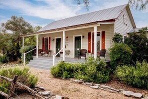 Exterior - The Bluebonnet Room: Serene King Suite with Jacuzzi Tub & Texas Charm | Perfect for Couples! (New Braunfels)
