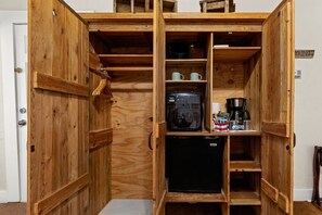 Interior - The Bluebonnet Room: Serene King Suite with Jacuzzi Tub & Texas Charm | Perfect for Couples! (New Braunfels)