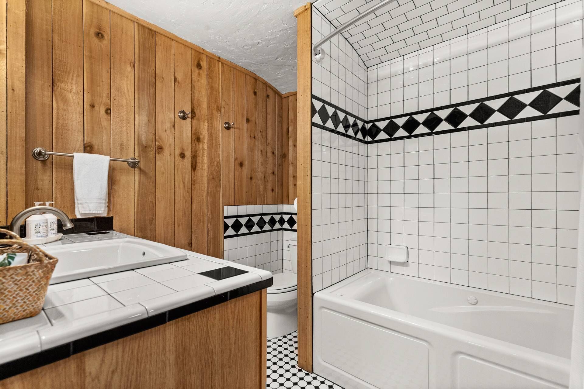 Jetted tub, hair dryer, towels, shampoo