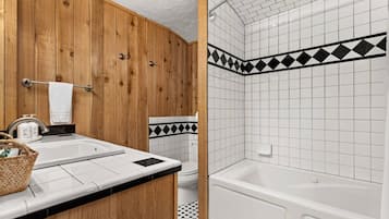 Jetted tub, hair dryer, towels, shampoo