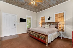 1 bedroom, free WiFi, bed sheets - The Bluebonnet Room: Serene King Suite with Jacuzzi Tub & Texas Charm | Perfect for Couples! (New Braunfels)