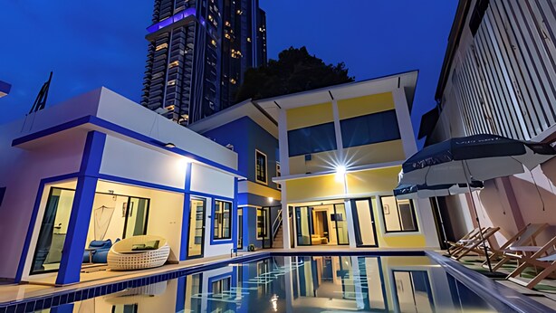A modern building with a pool, large windows, and a balcony. - Talay Pool Villa (Pattaya)
