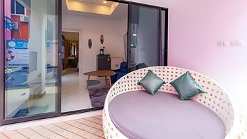 Suite, Balcony, Pool View | Living area