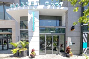 Exterior detail - Nice North Bethesda 2BR w/ Pool, Gym & Balcony, nr Coffee, by Blueground (Maryland)