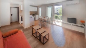 A modern apartment with a living room, dining area, kitchen, and balcony. - 1 bedroom nice apartment in Palavas-Les-Flots (Palavas-Les-Flots)