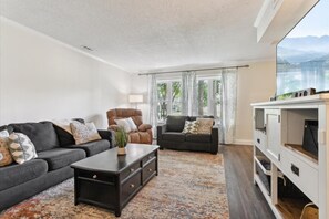 House | 4 bedrooms - Enchanted Forest - 4 2 30 day pet Friendly (Virginia Beach)