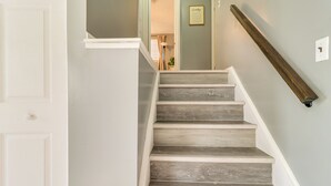Un escalier avec des marches en bois et une rampe blanche.