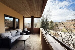 Property grounds - Walk to Ski/Shuttle to Base/Town+Heated Pool-Hot Tub-Gym-Elevator-W/D-Private Balcony w/View & Grill (Steamboat Springs)