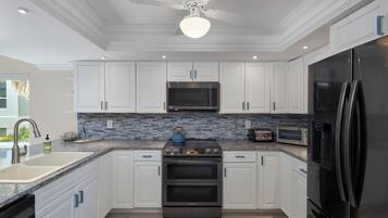 ثلاجة، ميكروويف، موقد طهي مسطح، غسالة أطباق