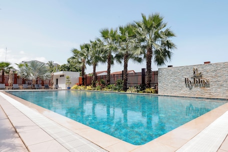 Una piscina al aire libre