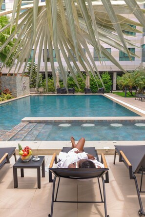 Outdoor pool - Byblos Hotel (Abidjan)