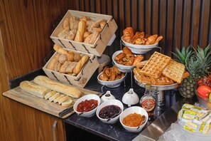 Free daily buffet breakfast - Byblos Hotel (Abidjan)