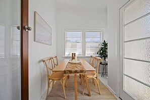 Dining - Heritage Oasis on Kite - Short Walk to CBD (Orange)