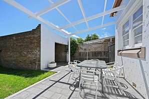 Outdoor dining - Heritage Oasis on Kite - Short Walk to CBD (Orange)