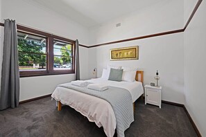 3 bedrooms, desk, iron/ironing board, travel cot - Heritage Oasis on Kite - Short Walk to CBD (Orange)