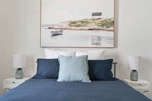 3 makuuhuonetta, työpöytä, silitysrauta/-lauta, vauvan matkasänky