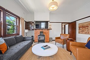 Una televisión, una chimenea, una oficina