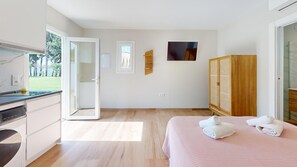 4 bedrooms, free WiFi - Villa Los Naranjos – Adults Only 25+ with Private Pool, Wi-Fi & Air Conditioning (Chiclana de la Frontera)