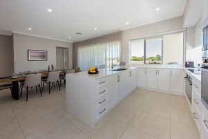 Deluxe House, 4 Bedrooms, Non Smoking, Kitchen | Private kitchen | Full-size fridge, microwave, oven, stovetop