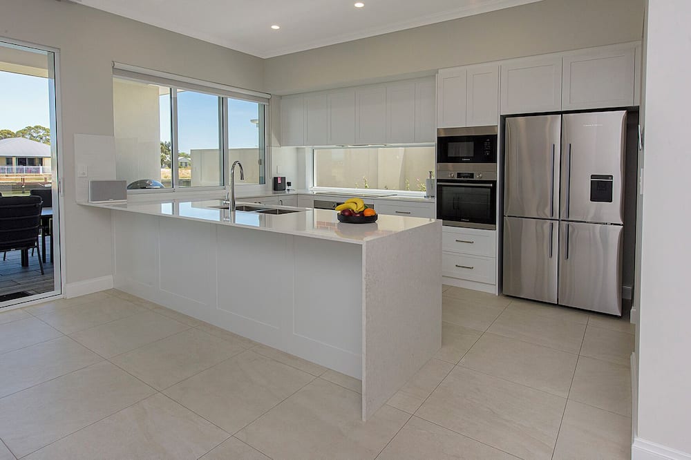 A Waterside Paradise - Chapman Hill
