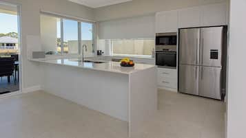 Deluxe House, 4 Bedrooms, Non Smoking, Kitchen | Private kitchen | Full-size fridge, microwave, oven, stovetop