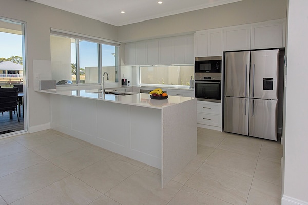 Deluxe House, 4 Bedrooms, Non Smoking, Kitchen | Private kitchen | Full-size fridge, microwave, oven, stovetop