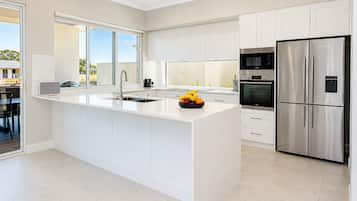 Deluxe House, 4 Bedrooms, Non Smoking, Kitchen | Private kitchen
