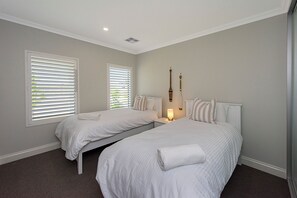 Deluxe House, 4 Bedrooms, Non Smoking, Kitchen - A Waterside Paradise (Geographe)