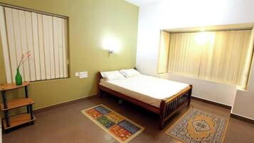 1 habitación, tabla de planchar con plancha, wifi y ropa de cama