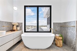 Regadera, secadora de cabello, toallas 