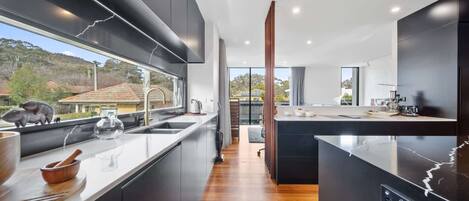 Frigorífico, microondas, horno y placa de cocina