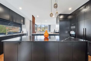 Réfrigérateur, four à micro-ondes, un four, surface de cuisson