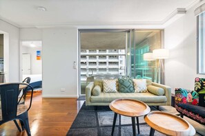 TV, offices - 2-Bed Brisbane City Pad with Pool & Gym (Brisbane City)