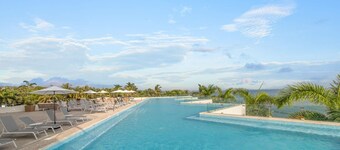 Zantamar 307B: Beachfront Suites w Ocean Views