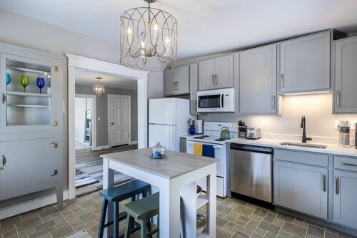 Historic dog-friendly home 2 blocks to Main St