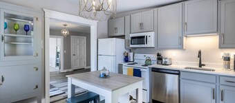 Historic dog-friendly home 2 blocks to Main St