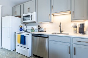 Refrigerador, microondas, lavavajillas y cafetera y tetera 