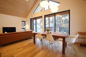 Chalet familiare, balcone, vista montagna | Pasti in camera