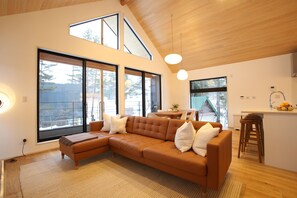 ชาเลท์สำหรับครอบครัว, ระเบียง, วิวภูเขา | บริเวณนั่งเล่น | ทีวีจอแบน